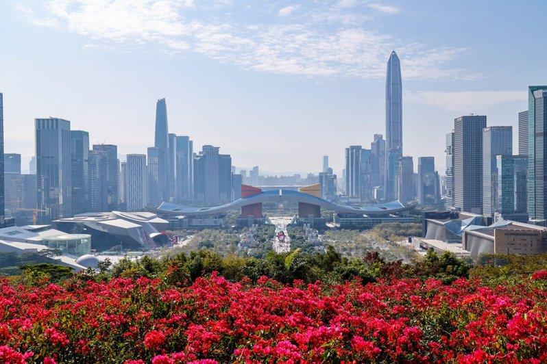 深圳发布深圳城市指数(UIS),为全球城市治理提供「中国方案」;。图为从深圳莲花...