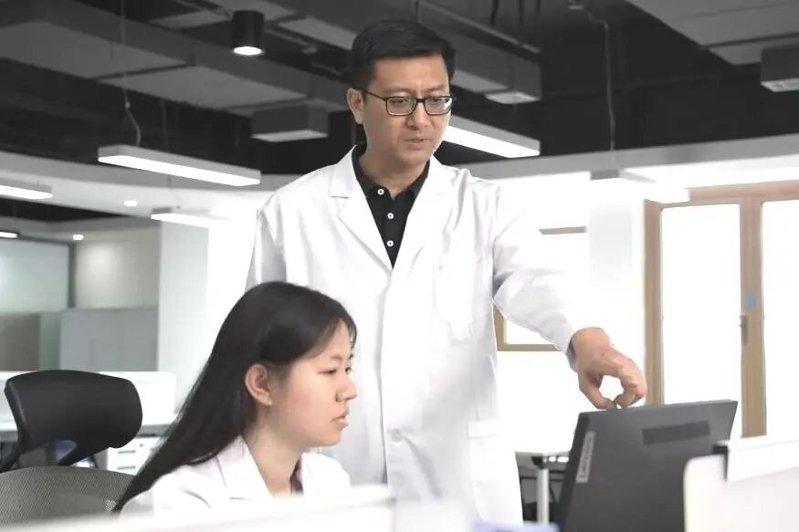 常凌干指导学生做实验。（取材自北京航空航天大学官网）