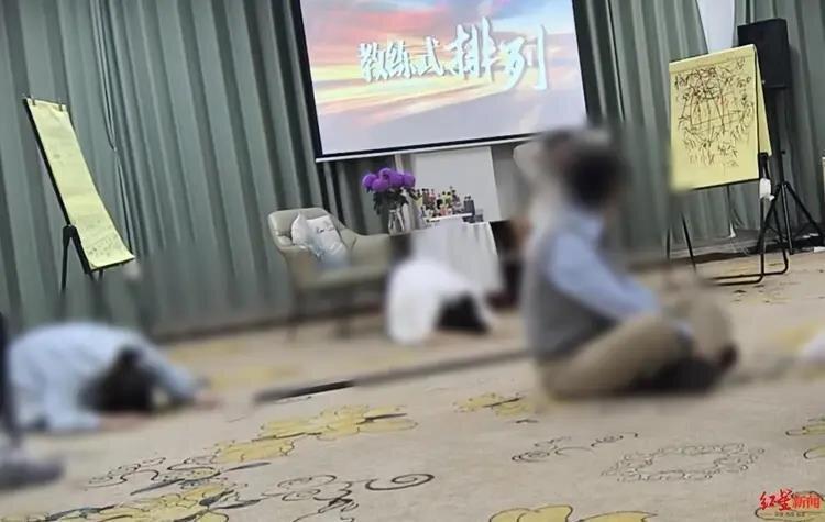 「家排」现场,学员向「代表」下跪,表示与心结和解受访者供图。(取材自红星新闻)