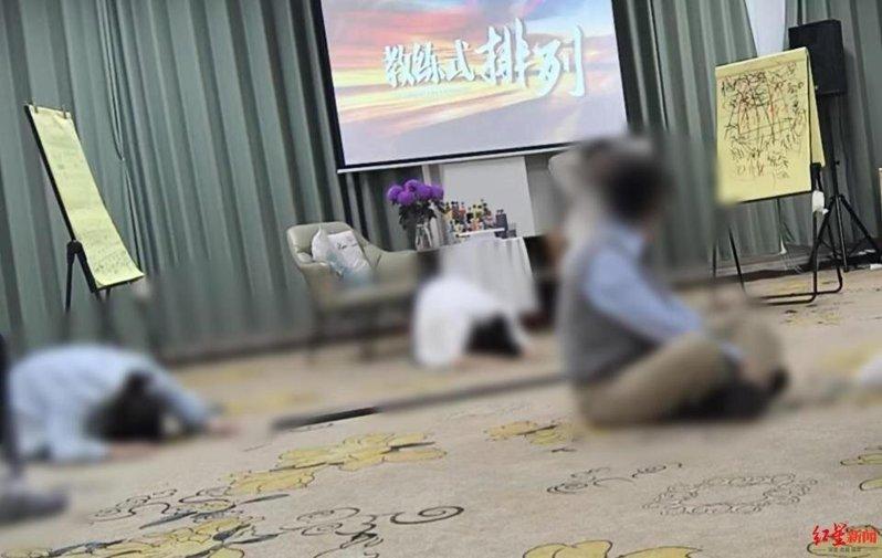 「家排」现场,学员向「代表」下跪,表示与心结和解。(取材自红星新闻/受访者供图)
