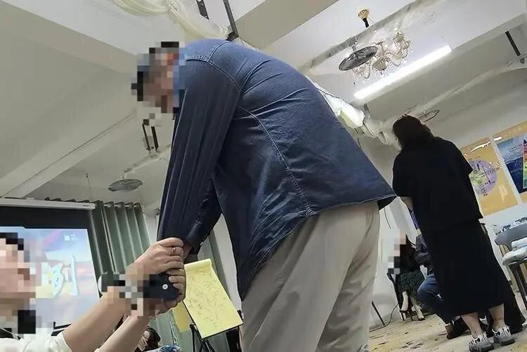「教练式排列」现场,正在做家排「代表」的学员。(取材自红星新闻)