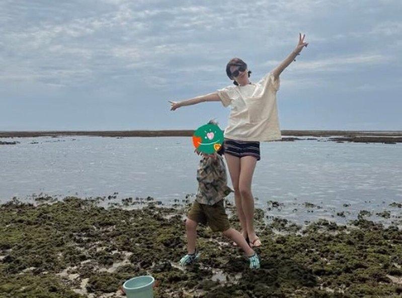 孙艺真(右)分享和儿子在海边玩的母子温馨照。(取材自Instagram)