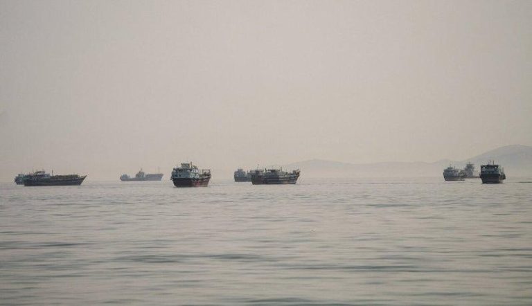 美伊谈判延后海峡过路收费疑虑再起 布兰特油价涨回80美元之上 图为荷莫兹海峡船只。(路透)