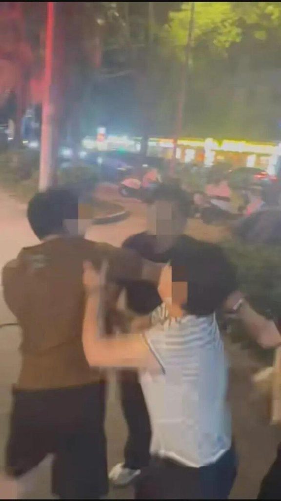 上海一餐馆内男子为护孕妻两次劝烟被打，打人者被罚500元。（取材自封面新闻）