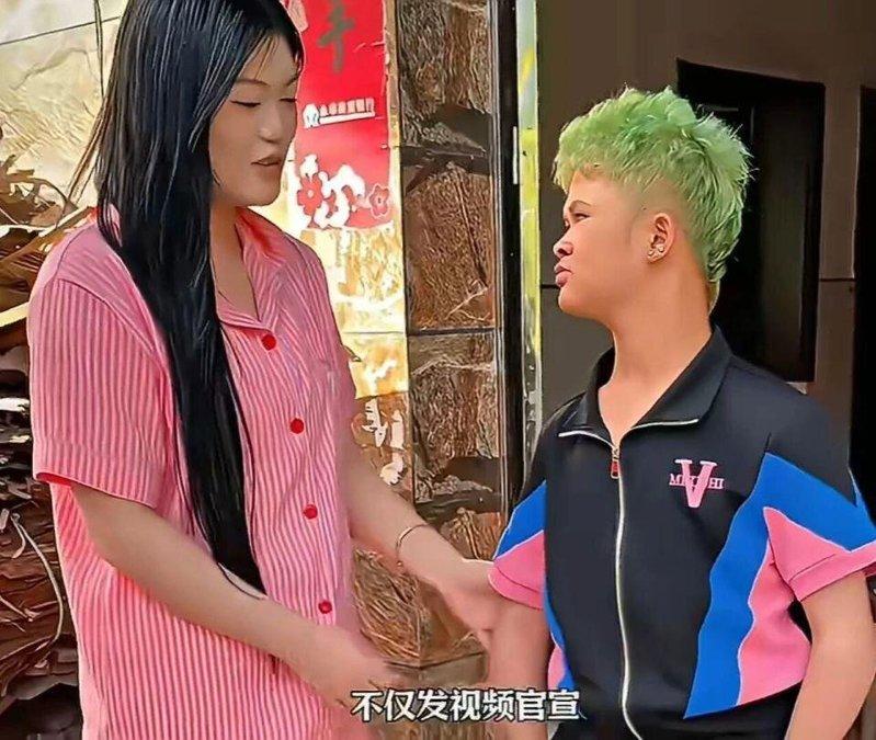 范小勤常在视频中和女友晒恩爱。（取材自微博）