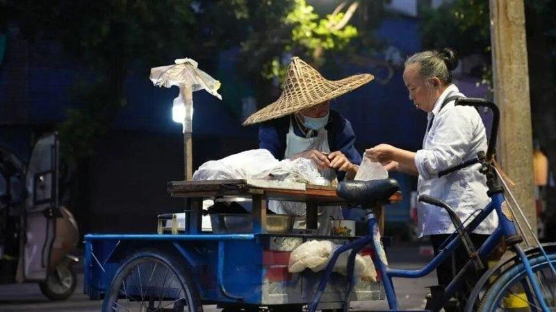 四川省乐山市苏稽古镇92岁的陈少洪，卖了30多年粽子。(取材自封面新闻)