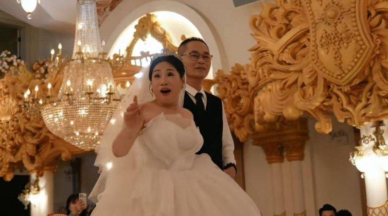57岁女子参加婚礼，突然发现新娘是自己。(取材自新民晚报)