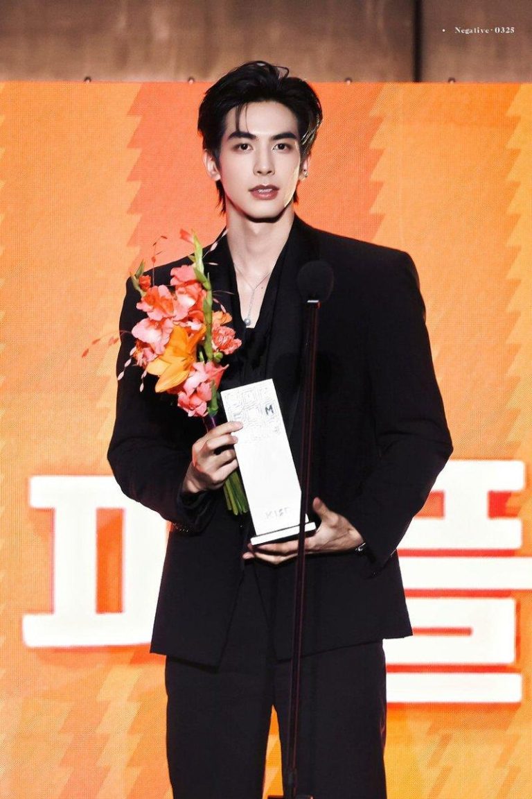 宋威龙获人气男演员奖。（取材自微博）