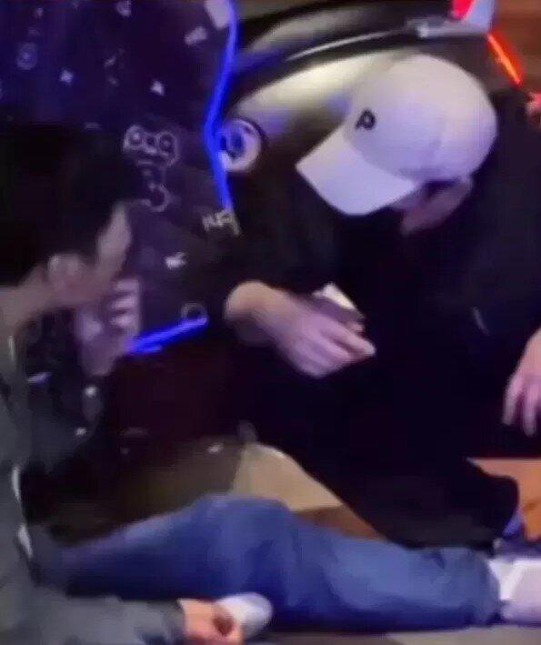 张颂文(右)救人现场。(视频截屏)