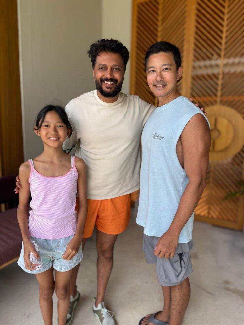 立威廉(右)带女儿到马尔代夫度假,巧遇印度明星Riteish Deshmukh(...