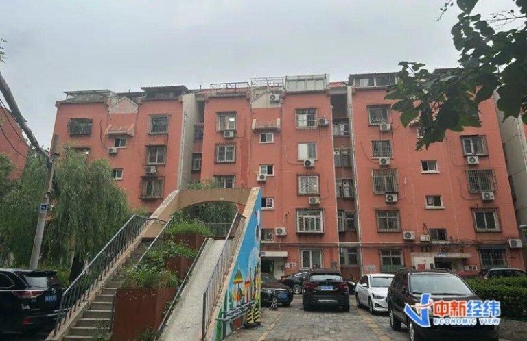 「老破小」低总价交易火 官媒:买一套收益胜存银行 官媒表示,买套「老破小」,收益胜过存银行:图为北京市朝阳区金台路某小区住宅楼。(...
