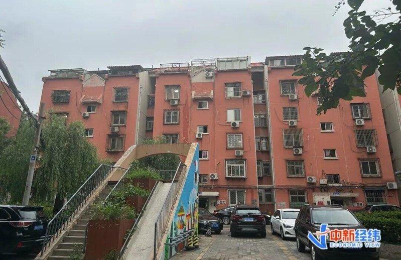 官媒表示,买套「老破小」,收益胜过存银行:图为北京市朝阳区金台路某小区住宅楼。(...