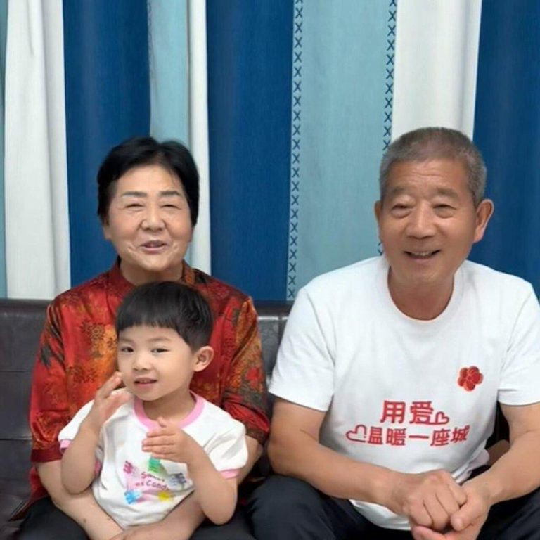中国最高龄产妇瘫痪后 「天赐」的父亲:我争取活110岁 一家三口曾经的和乐画面。(视频截屏)