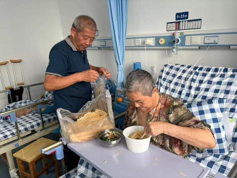 75岁的黄维平好乐观照顾瘫痪妻子。(取材自大象新闻)