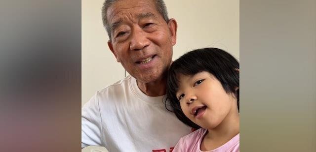 天赐依偎爸爸怀里。(取材自大象新闻)
