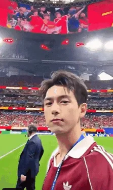 首位中明星登世界杯正赛 李现开球频挥手 央视没给镜头