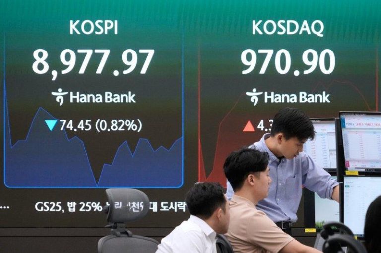 韩股狂泻8%又跌到熔断 外资大砍持股开溜 上午净卖出超过4兆韩元 南韩股市今天(23日)盘中重挫超过8%。图为数据照片。(美联社)