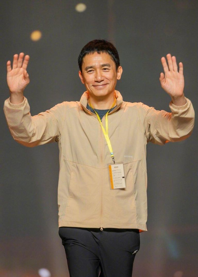 31--梁朝伟被问到是否考虑转型导演，他毫不犹豫地否认。(取材自微博)