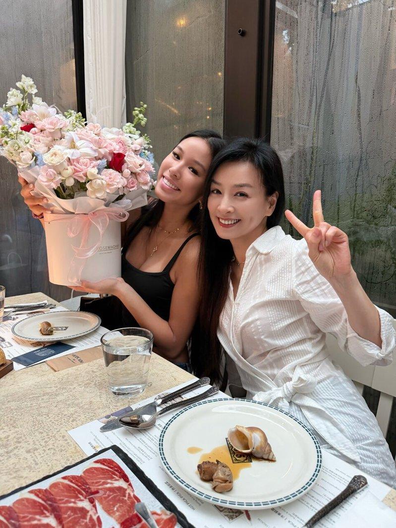 张庭(右)走过低谷,与女儿享天伦之乐。。图/张庭提供