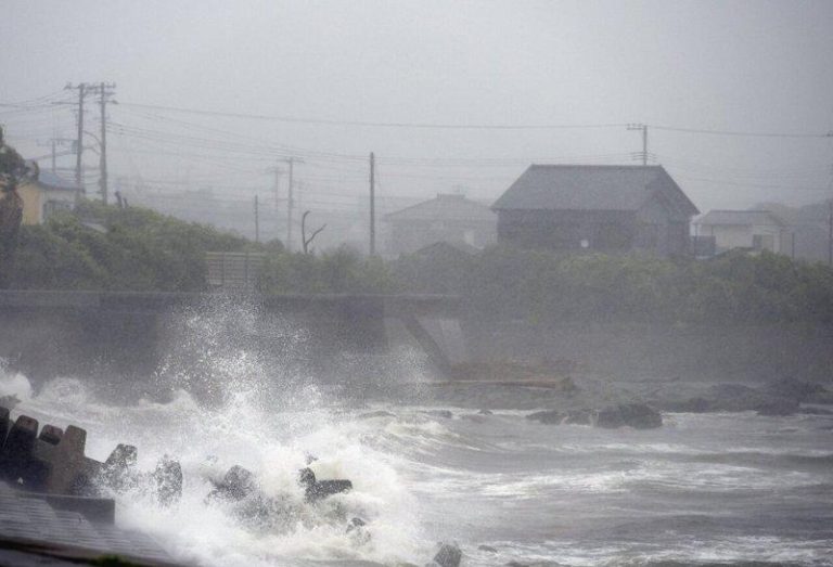 日本遭梅雨锋面与双台夹击 九州豪雨警戒升级 图为6月3日在日本千叶县,受到台风「蔷薇」的影响,岸边掀起巨浪。(欧新社)