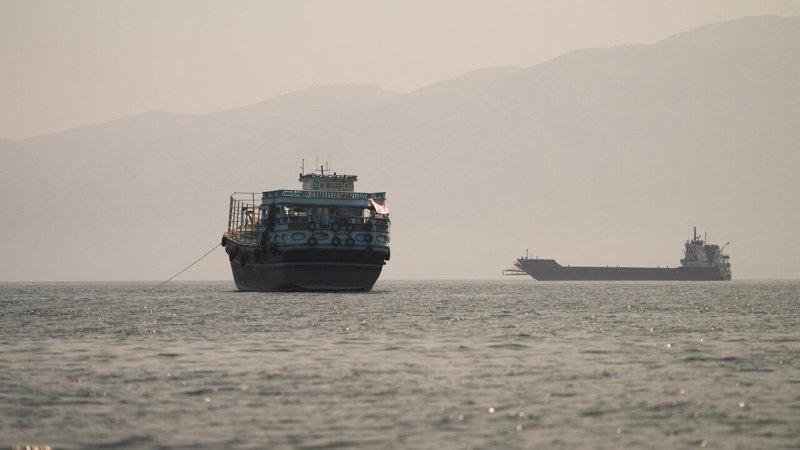 美伊停火后,油轮陆续重返荷莫兹海峡,但高保费、船底藤壶与复航程序等问题仍待解决。...