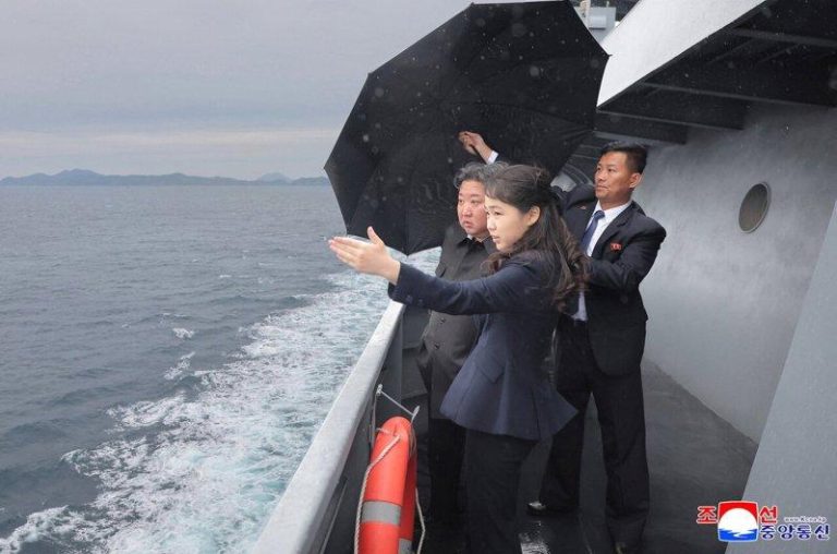金正恩为何急捧14岁女儿金主爱到第一线?分析:不想重演血腥继承路 北韩官媒朝中社6日发布的照片显示,北韩国家领导人金正恩与女儿金主爱4日在一处未公...