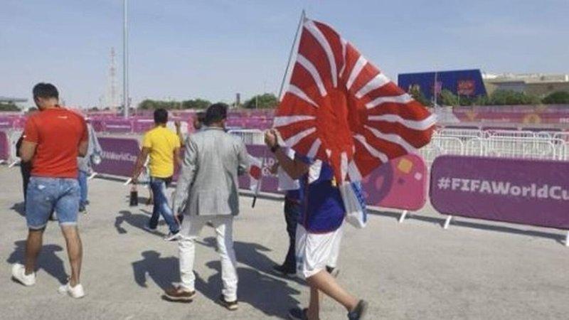 有日本球迷被指带「旭日旗」入场。(取材自微博)
