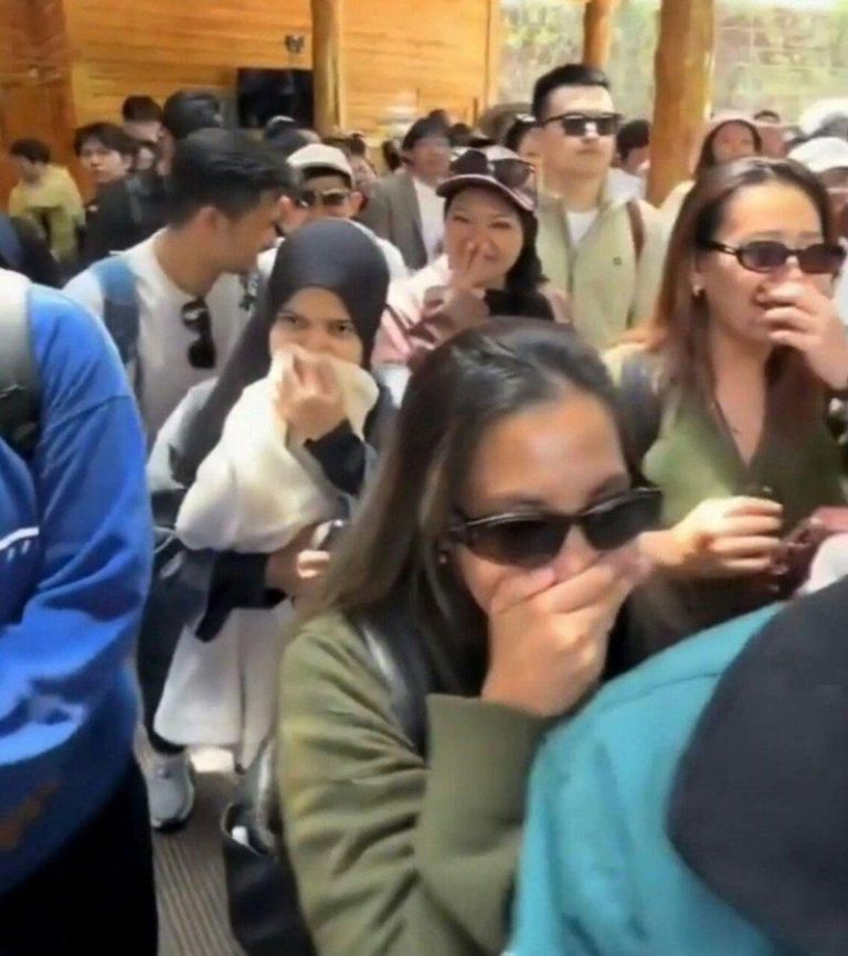 涉事者诺阿希金在中国度假期间，拍摄了一段影片，故意在镜头前掩住鼻子，讽刺当地人「...