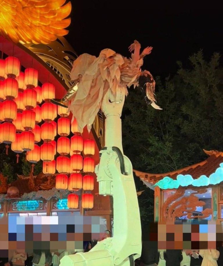 舞者在机械手臂上做空中表演。(取材自潇湘晨报)
