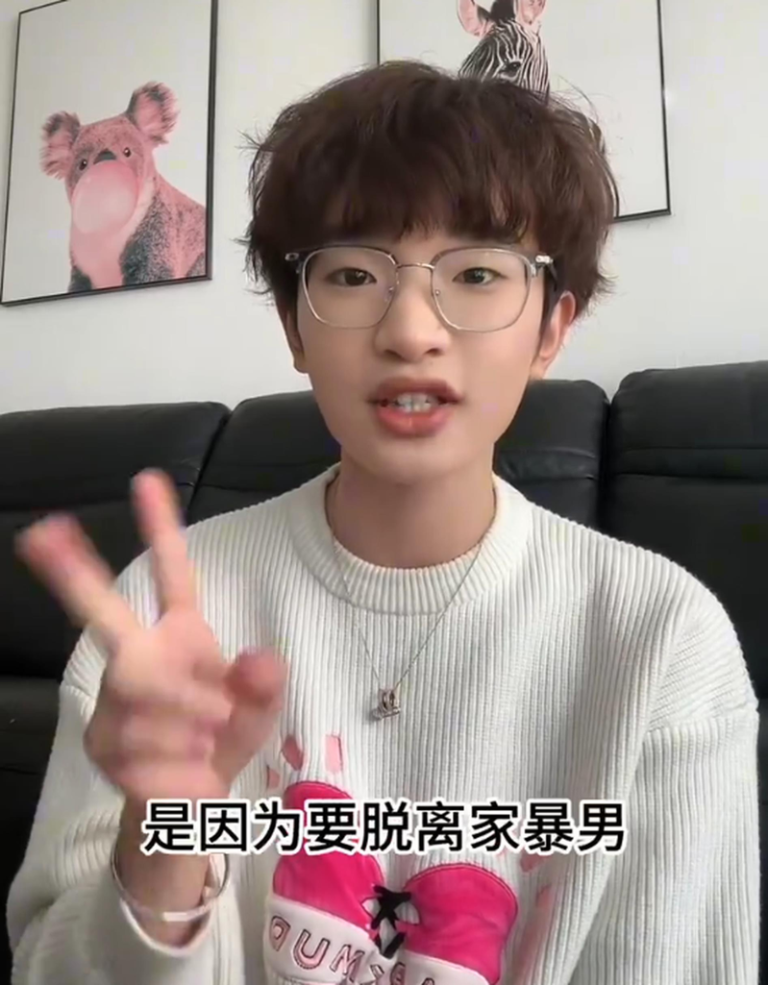 因模仿老师而在网络暴红的19岁百万粉丝网红「钟美美」。(视频截屏)