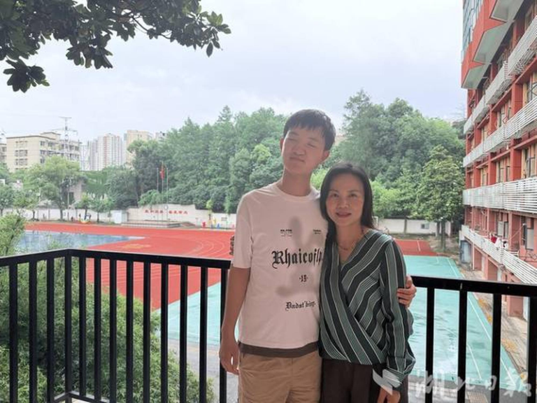郭斌临毕业之际，与张龙在学校合影留念。(取材自湖北日报)
