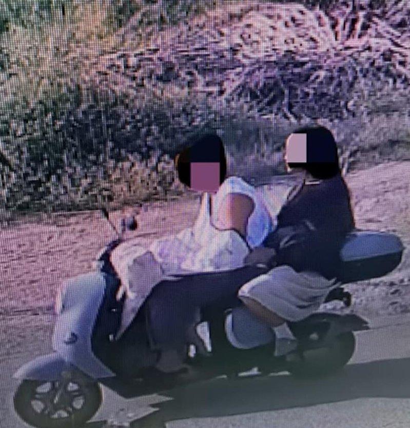 据监控视频，「锄头」被一对陌生男女强行带上电动单车，女子刻意用遮阳被挡住狗狗以规...
