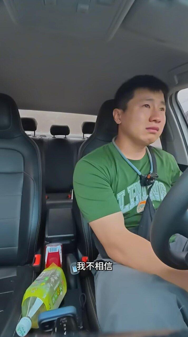 郭义获悉「锄头」死讯后一度哽咽，随即联同执法人员上门处理。（取材自微博／截屏自@...