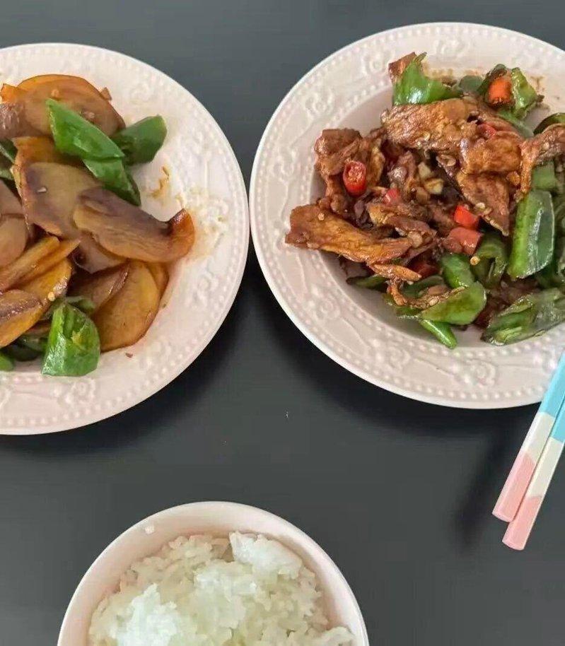 刘烯和室友一起做饭。（取材自微信）