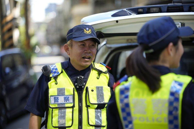 郑志伟为首次染金发,饰演老鸟警察。图/公视台语台提供