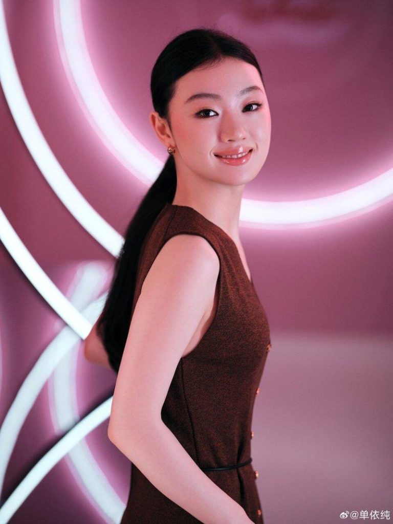 抄袭还是致敬?单依纯舞台设计 被指拷贝安室奈美惠MV 继未获授权演唱歌曲「李白」之后,单依纯又被指舞台设计疑抄袭安室奈美惠MV。(取材...