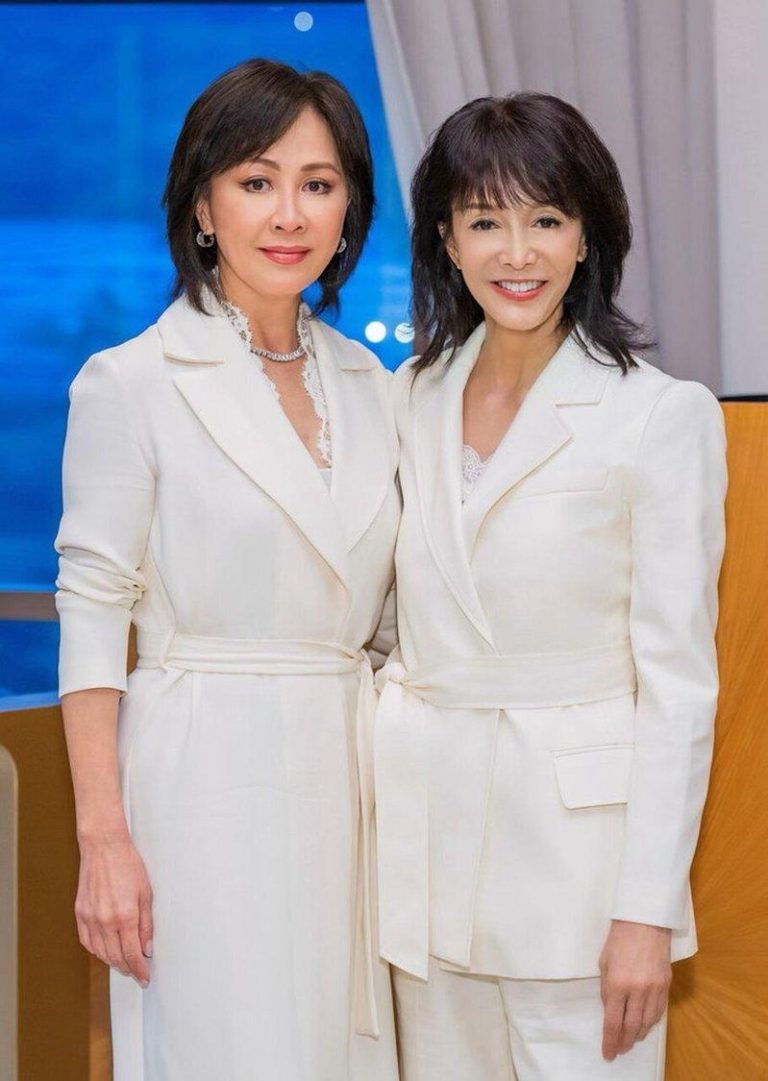 郑裕玲(右)邀请刘嘉玲上个人节目「The Do Show」担任嘉宾。(取材自微博...