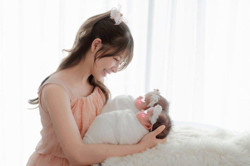 谢京颖怀抱双胞胎女儿，满脸幸福洋溢。图／摘自脸书