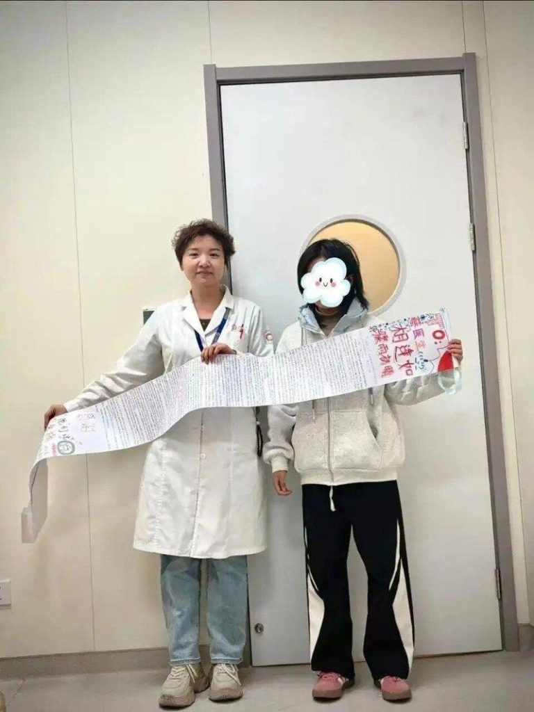走出情绪低谷 16岁少女写了2米长的信 感谢心理医师 蔡晶晶与少女小容。(取材自潮新闻)