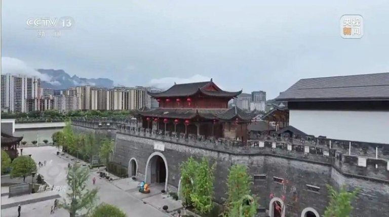 只有停车场赚钱…耗资24亿惨亏10亿元 张家界大庸古城7月重开 湖南张家界「大庸古城」重新开业迎客。(取材自央视新闻)