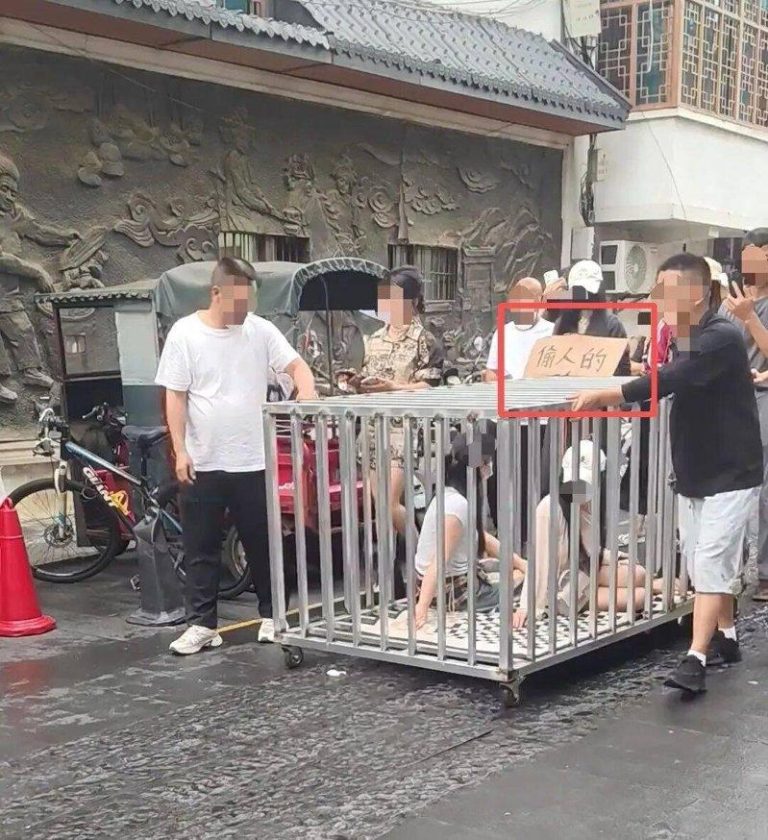 湖南岳阳出现「浸猪笼」游街的画面。(取材自都市现场)