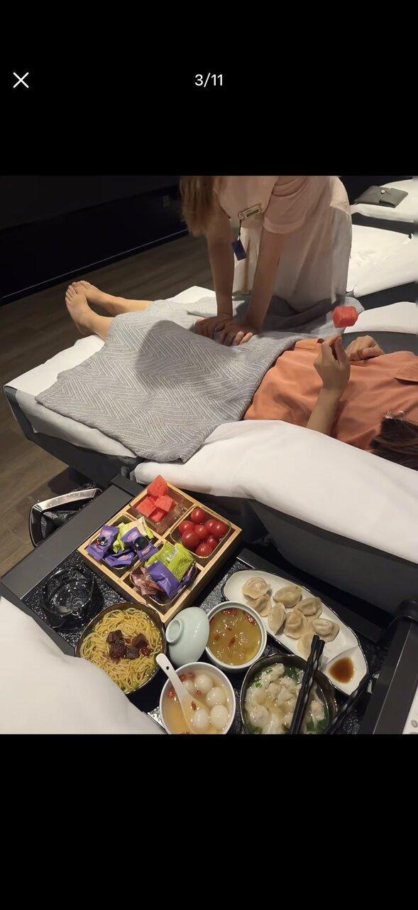在足浴店里一边按摩一边享用美食。（取材自小红书）