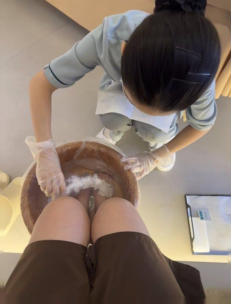 足浴店的按摩服务。（取材自21世纪经济报导）