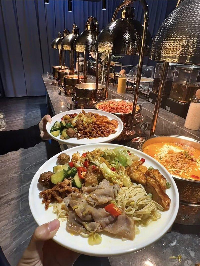足浴店供应的食物，被不少网友形容精致度已与星级酒店不相上下。（取材自21世纪经济...