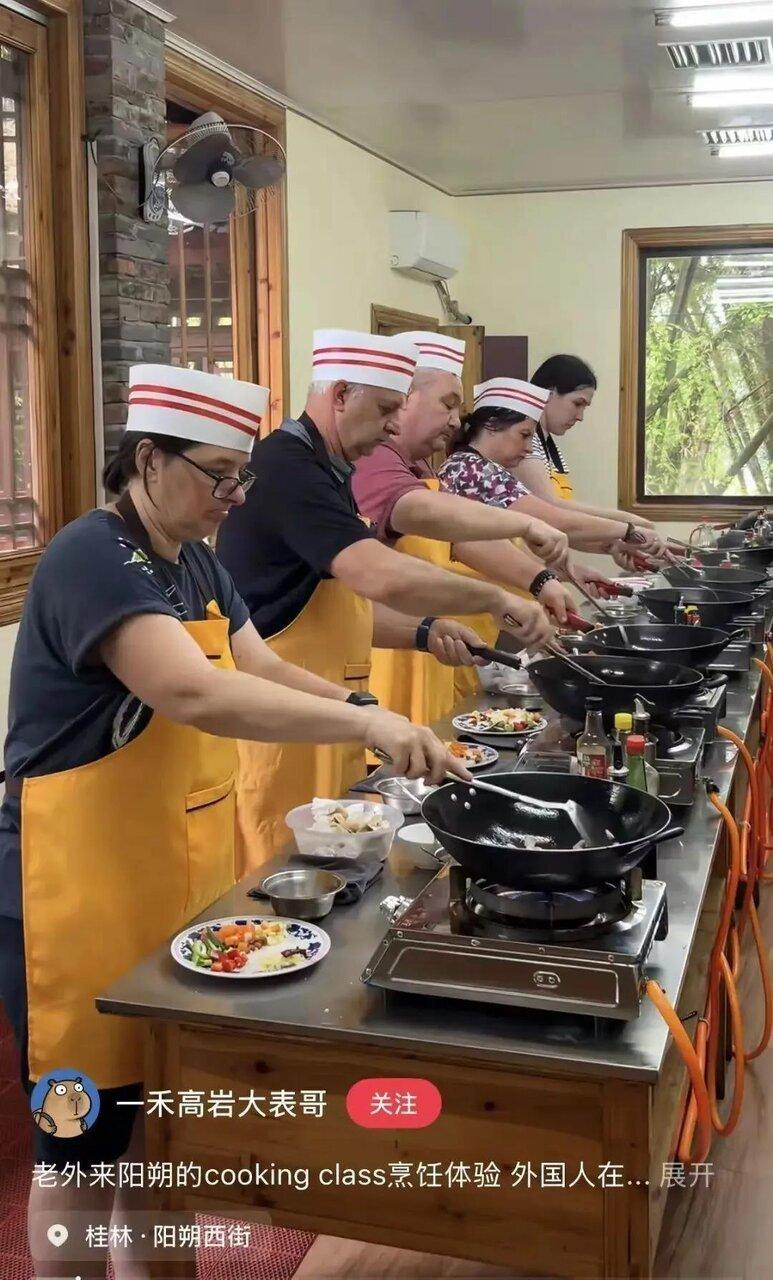 外国人在广西的cooking class接受军事化管理学烹饪。（取材自凤凰周刊／...