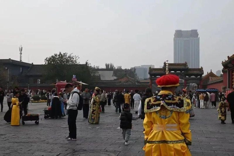 多地街头和景区满是穿古服打卡的民众。（取材自凤凰周刊）