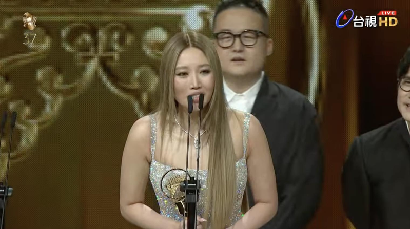 A-Lin以「幸福在歌唱」拿下年度歌曲奖。图／摘自台视ＹＴ