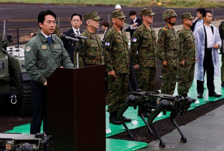 共同社报导，日本政府正研究开发和引进具备反舰攻击等能力的无人潜艇。图为日本防卫大...