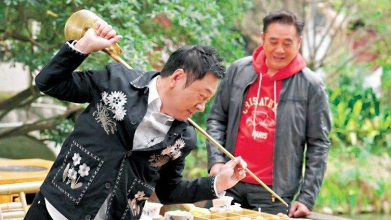黎耀祥一时技痒自创招式斟茶。（取材自TVB）