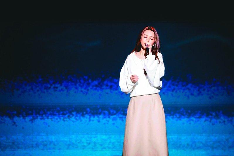 田馥甄扛起追思已故音乐人重责,一度唱到哽咽。(图/台视提供)